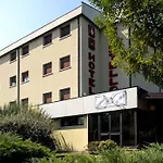 מלון Castello Artemide Congressi 4*
